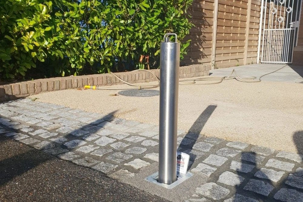 Telescopic bollard in driveway