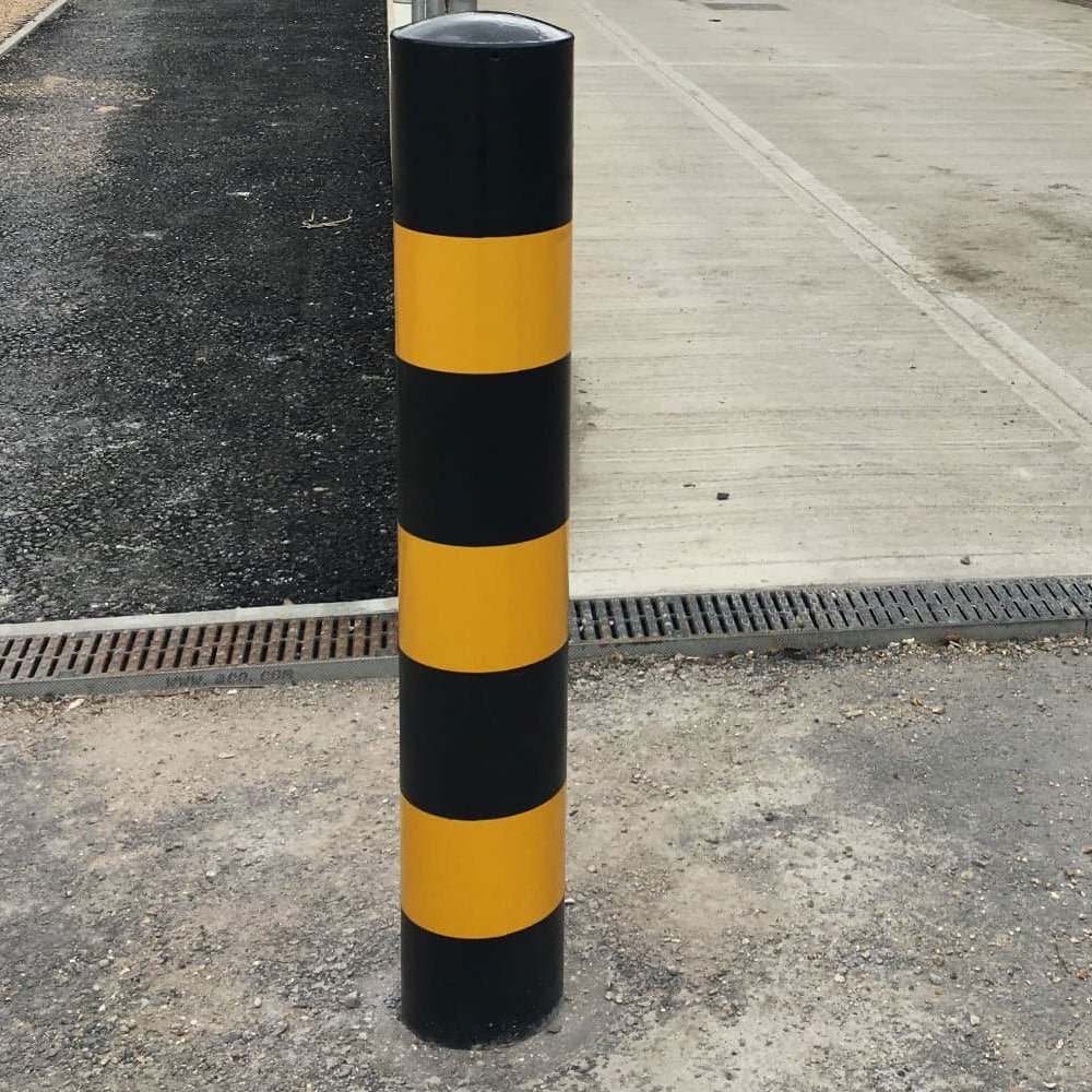 Concrete-in bollard