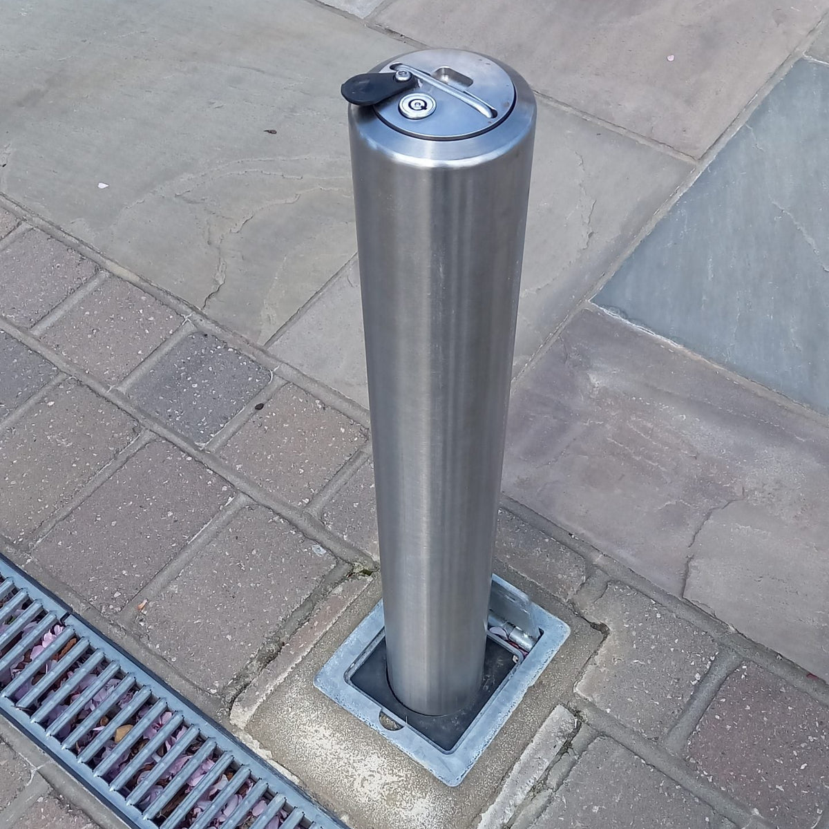 Rhino Stainless Steel Lift Assist Telescopic Bollard