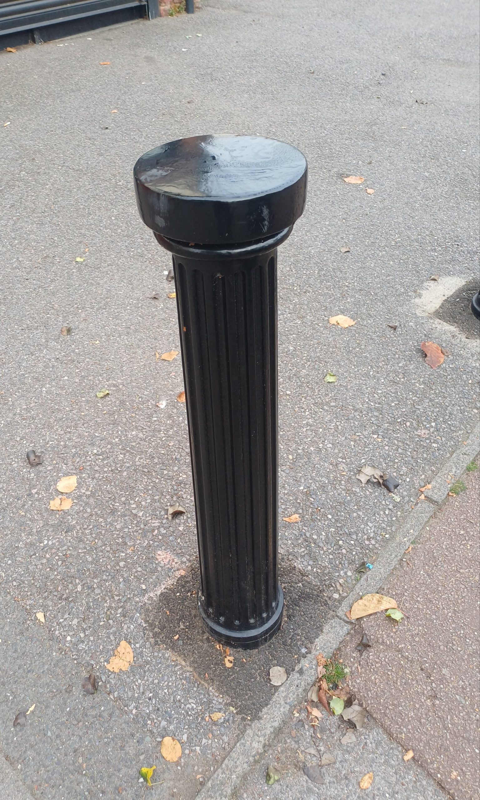 Hexham Ferrocast Polyurethane Bollard - Image 3