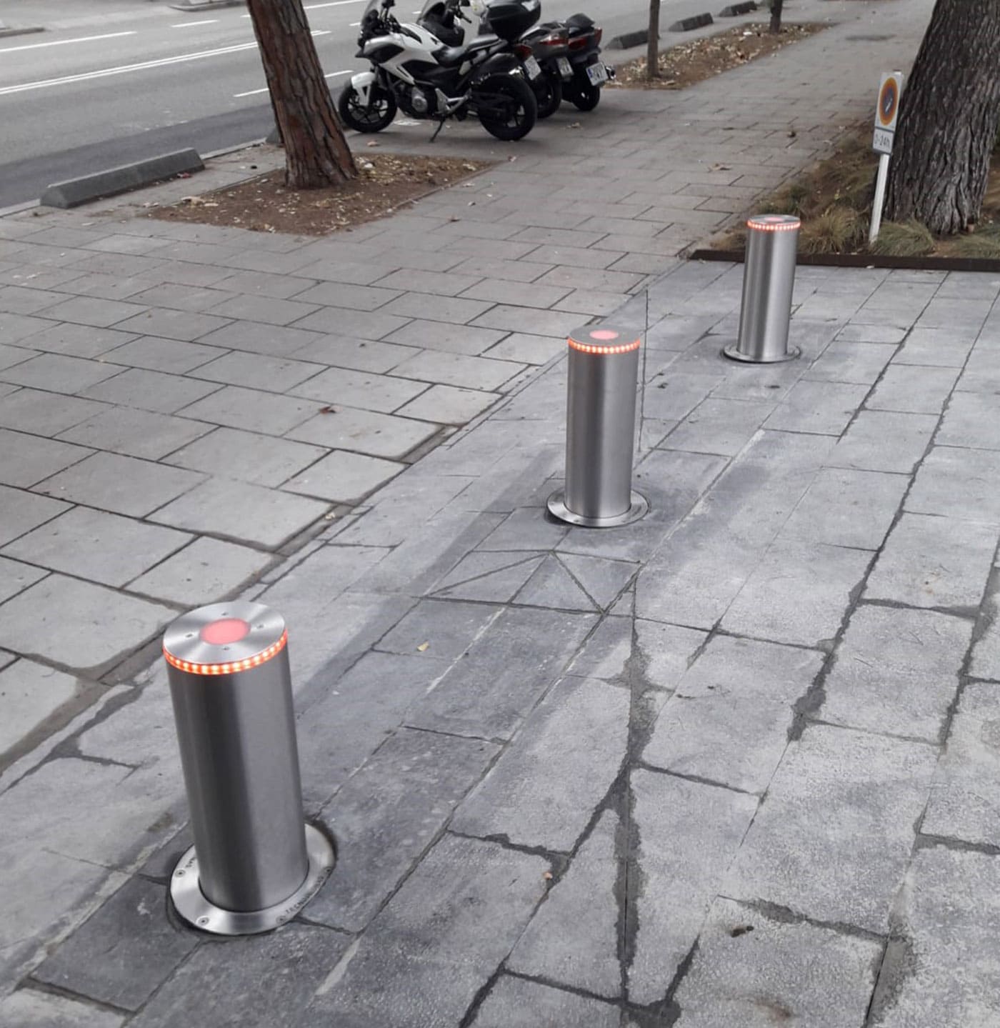 Benito Automatic Bollard 220 x 600mm – 8mm Thickness - Image 5