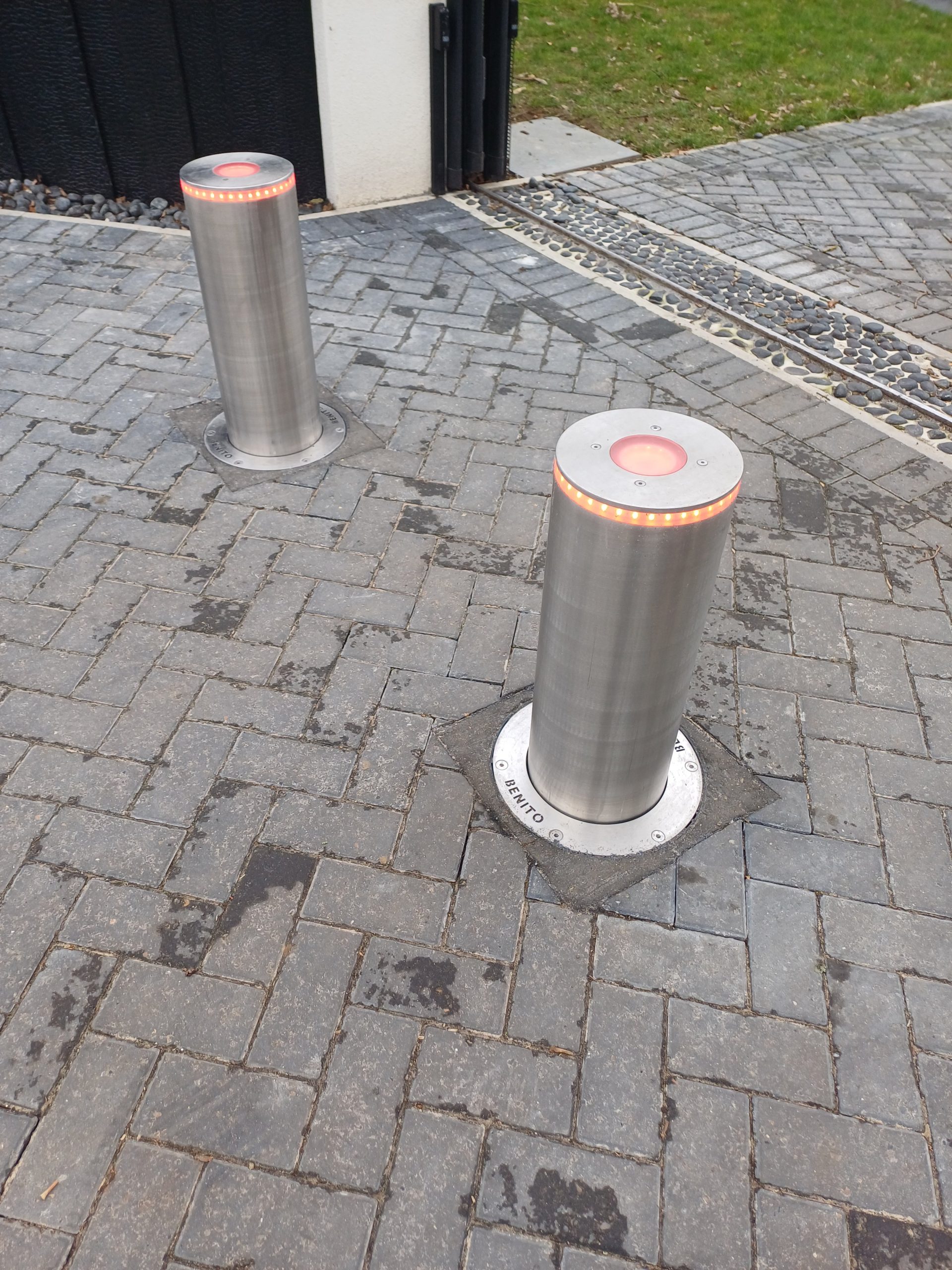 Benito Automatic Bollard 220 x 600mm – 8mm Thickness - Image 8