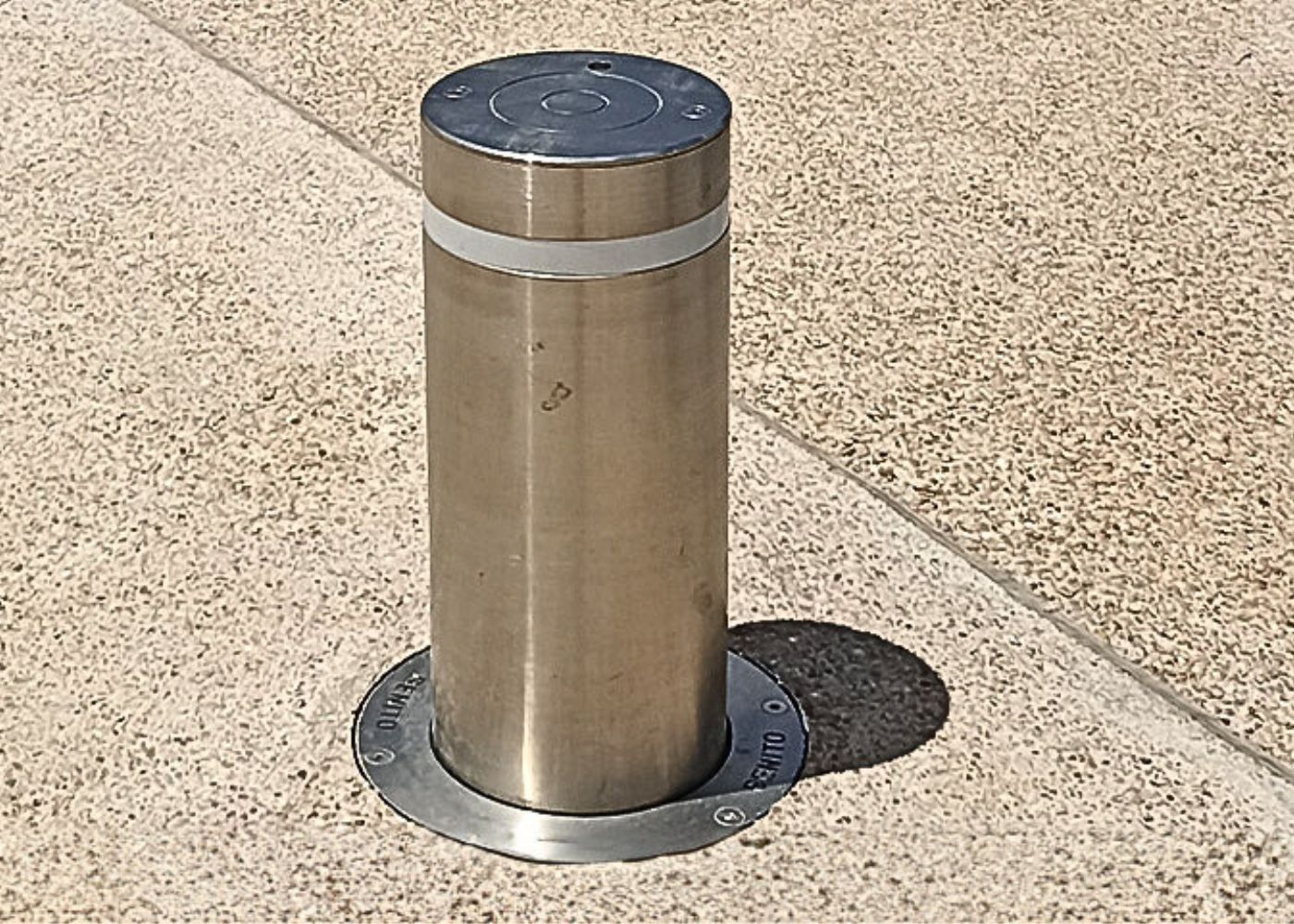 One benito bollard