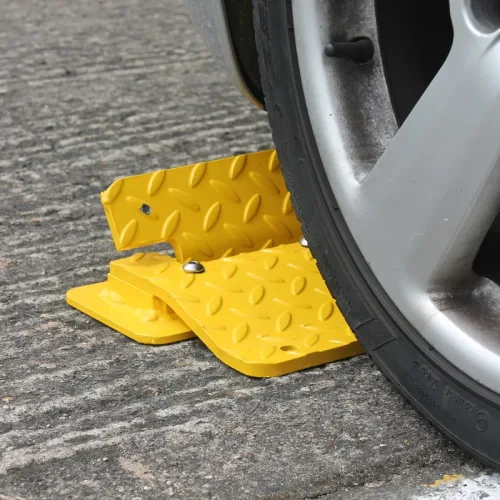 One way traffic plate